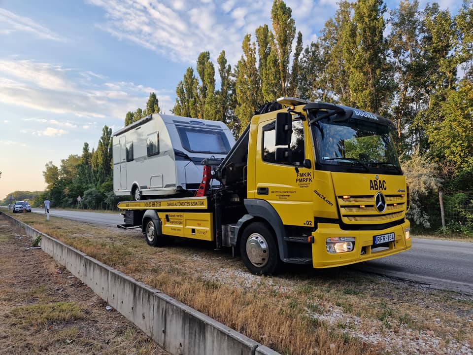 Leakadt lakókocsi a 7-es főúton